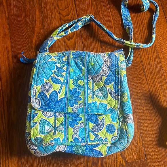 Vera Bradley Handbags - Vera Bradley Messenger Crossbody Daisy Doodle